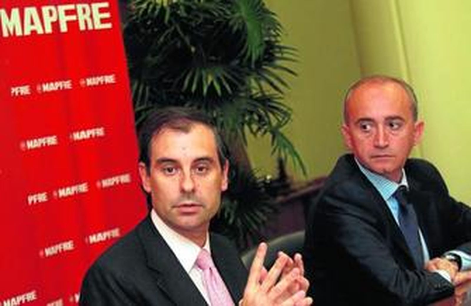 Jesús Martínez Castellanos (izquierda), ayer, junto a Luis Ángel Schweizer en la presentación del informe de Mapfre Vida.