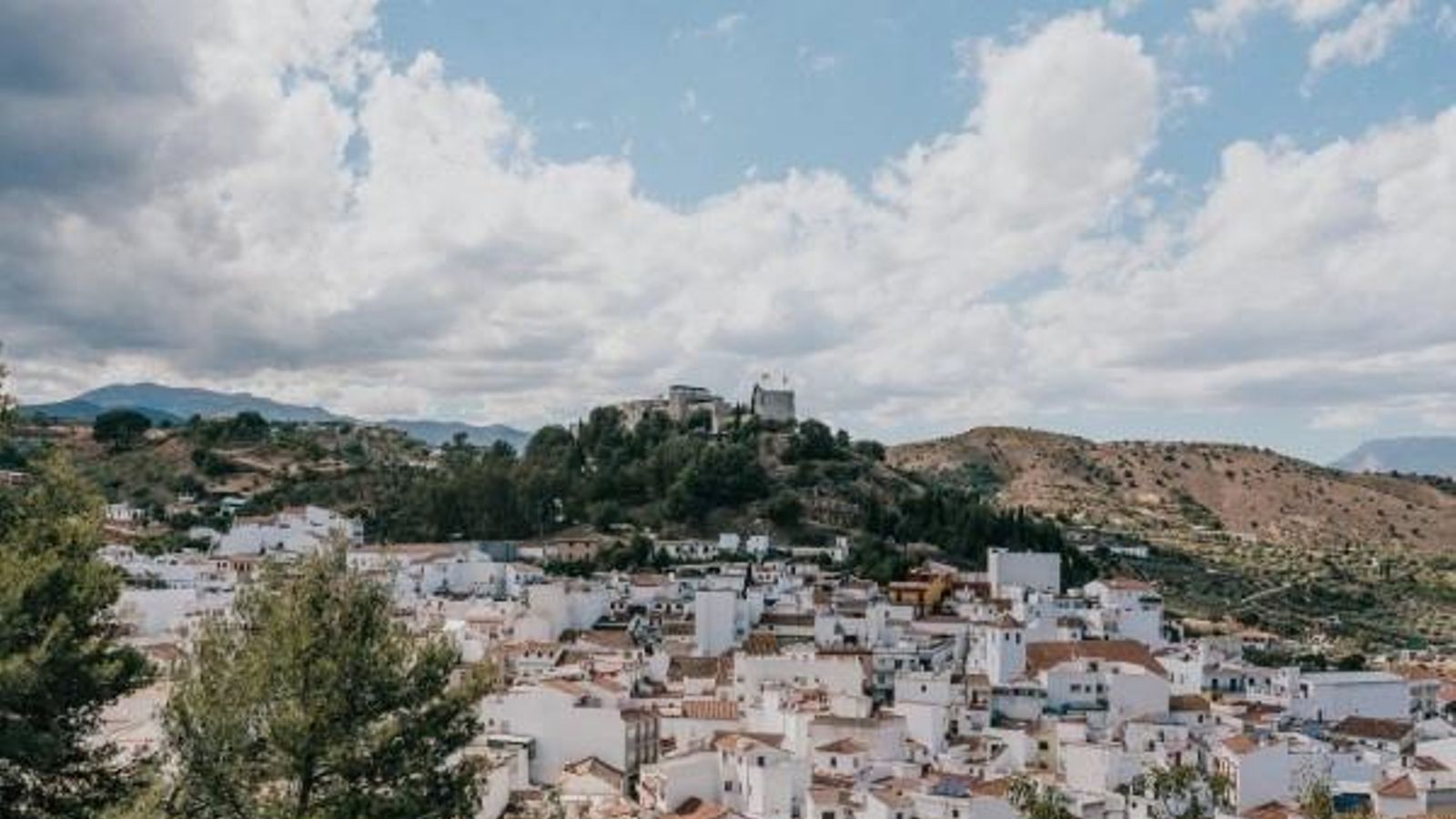 Imagen del Castillo de Monda con el pueblo a sus pies.