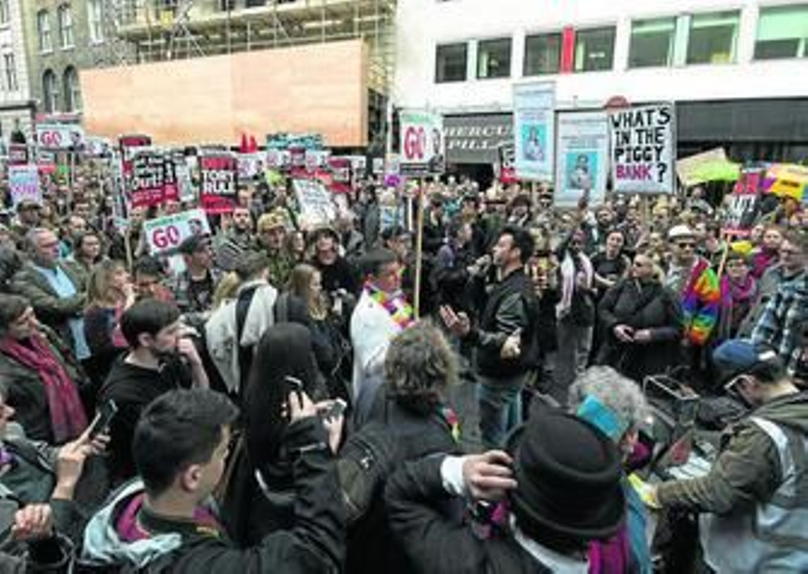 Con pancartas y sombreros de Panamá, miles de personas se manifestaron en el centro de Londres.
