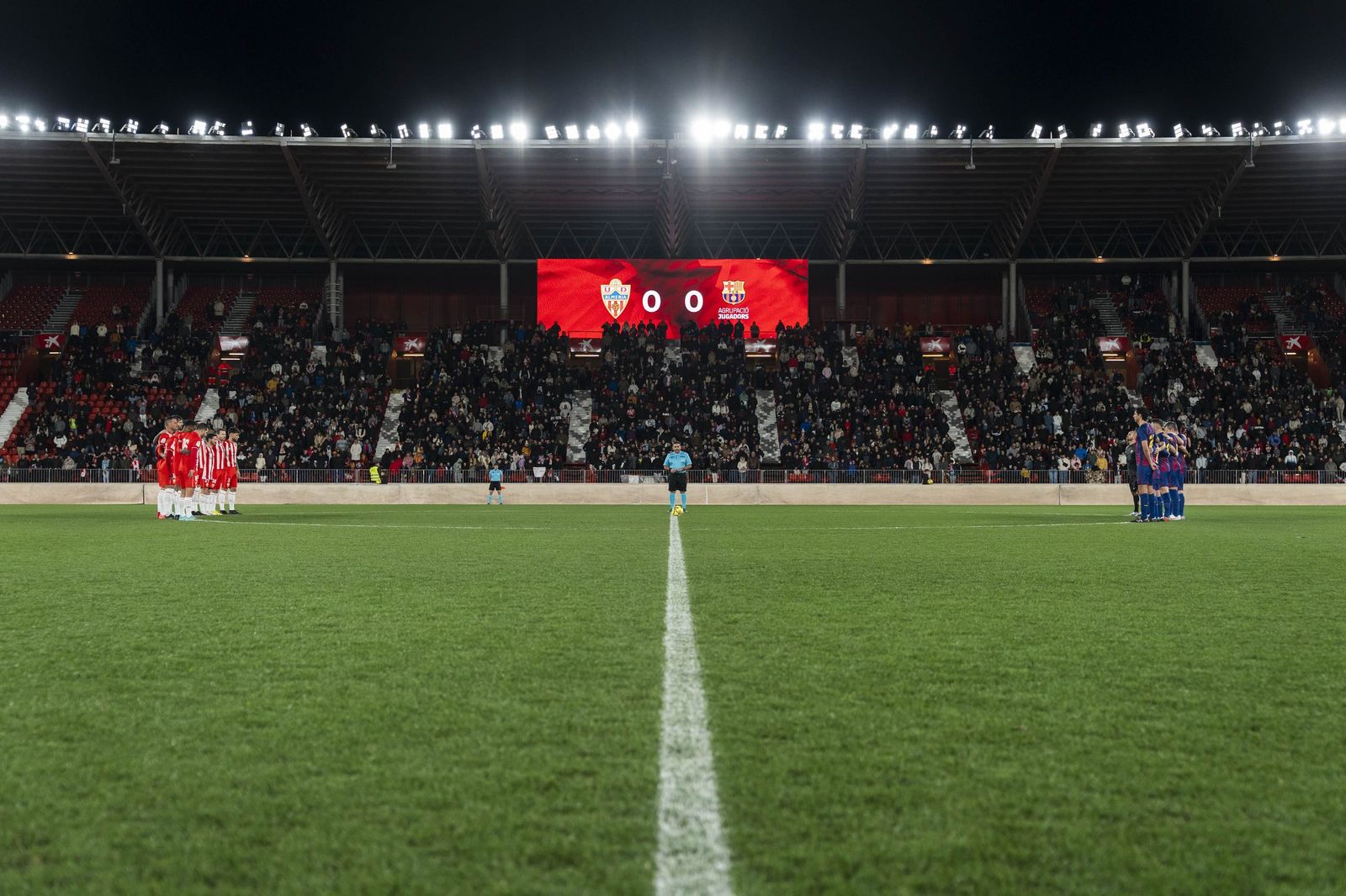 Fotogalería del partido homenaje a Guillermo Blanes entre los veteranos de la UD Almería y el FC Barcelona