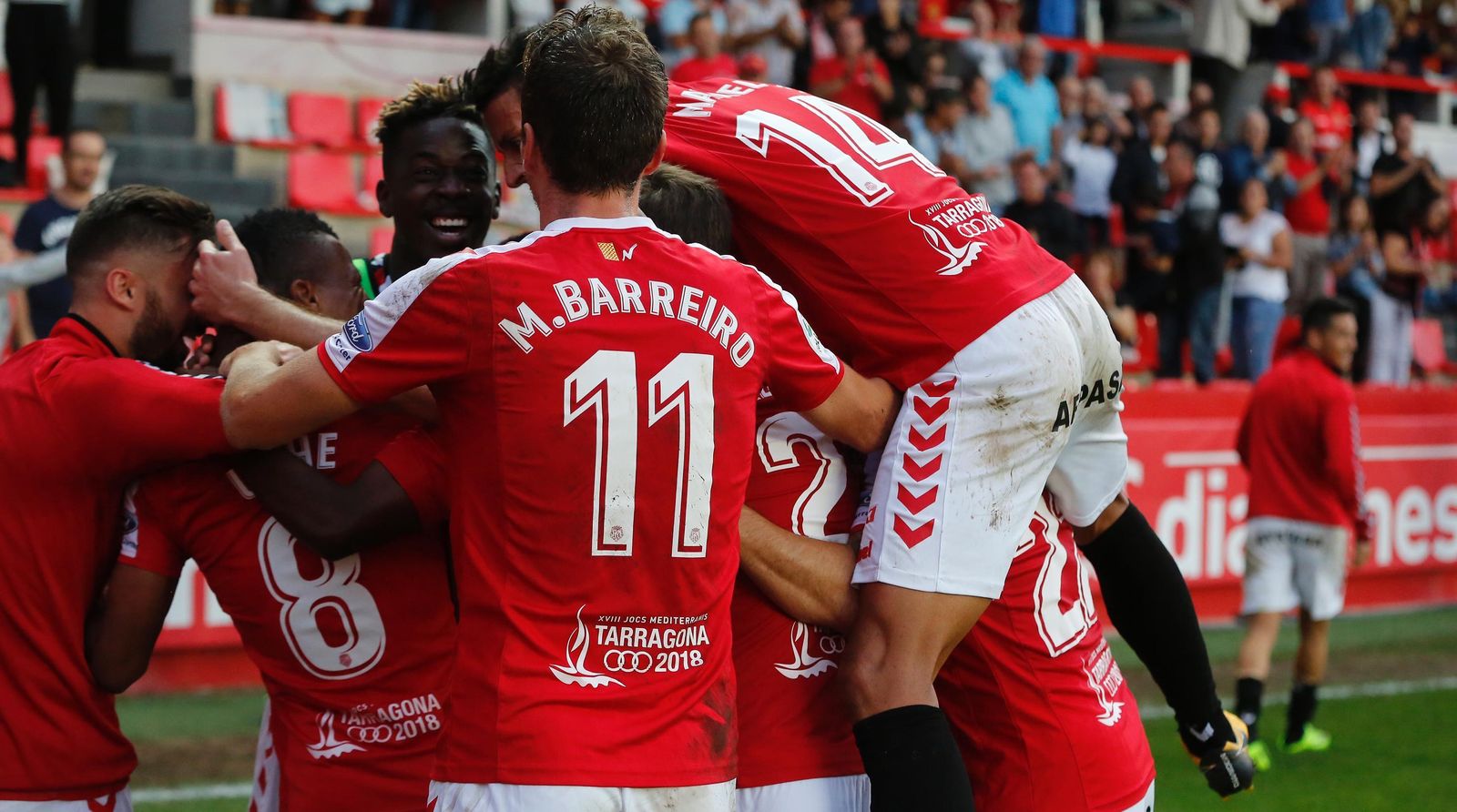 Los jugadores del conjunto catalán, entre ellos el ex cadista Manu Barreiro, se abrazan tras un gol.