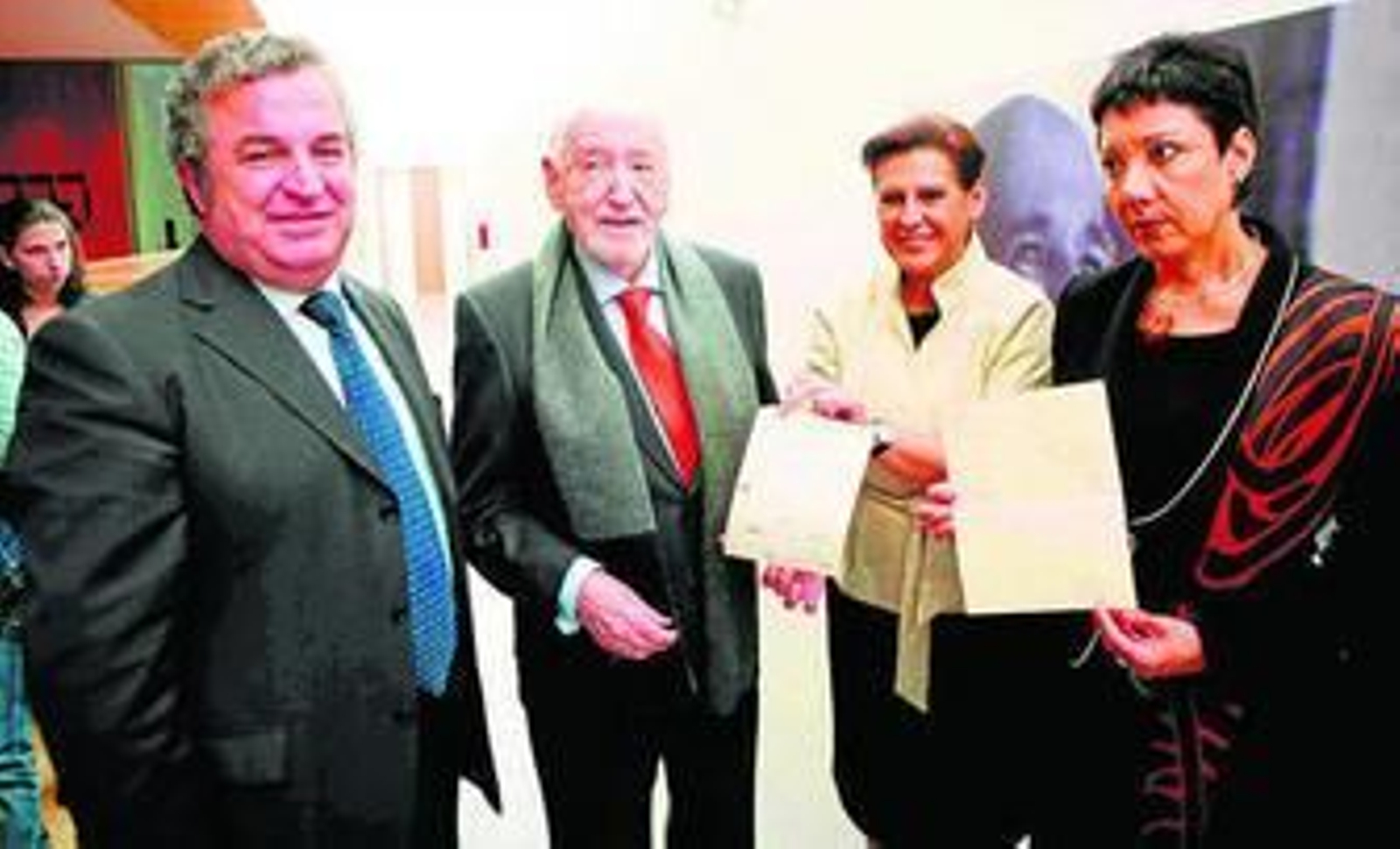 Salvador Pendón (entonces presidente de la Diputación), Carlos Bousoño, Rosa Torres (entonces consejera de Cultura) y Ruth Bousoño, en octubre de 2007.