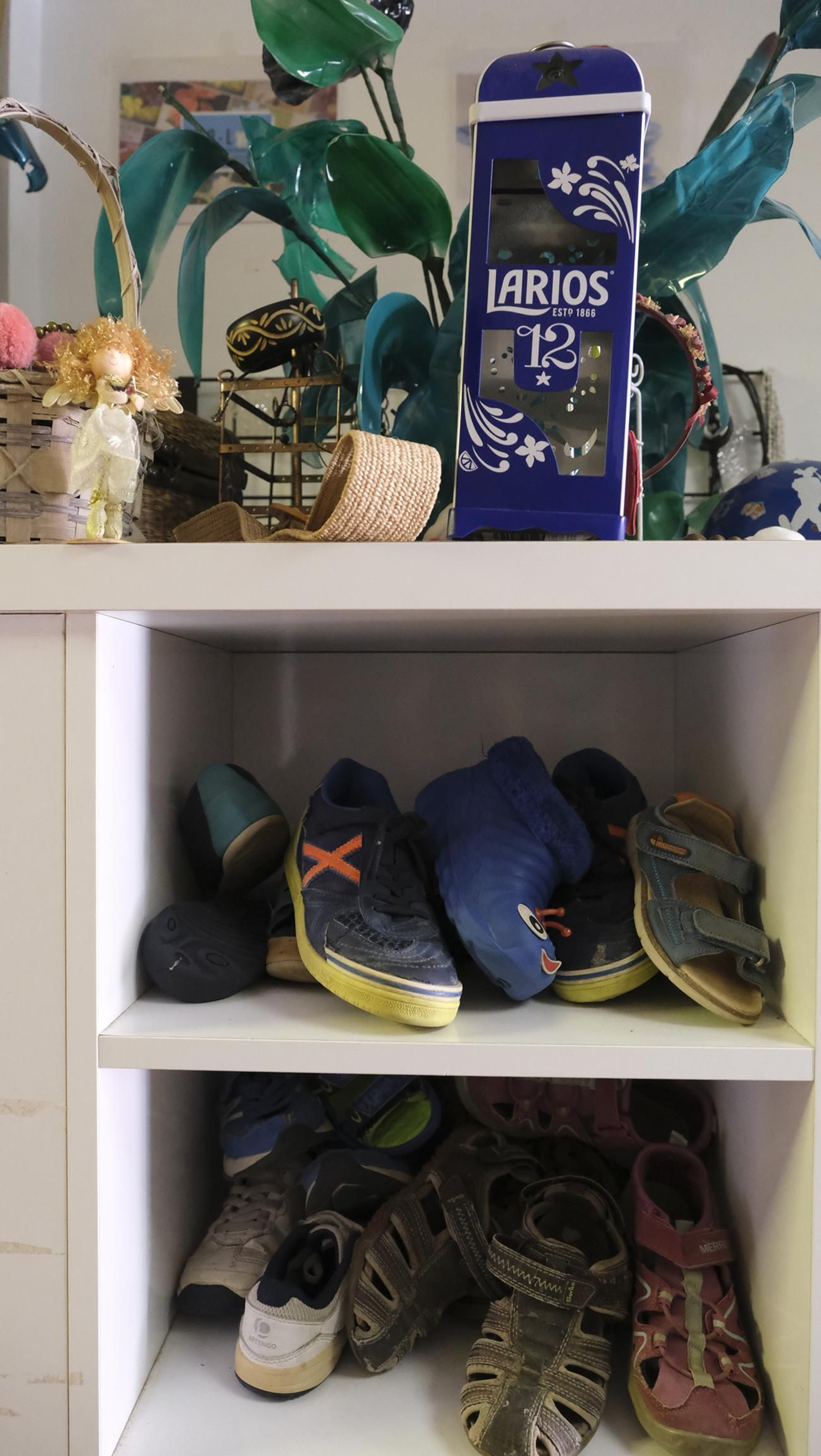 Las imágenes de la asociación que regala libros y ropa a las personas sin hogar en El Zapillo