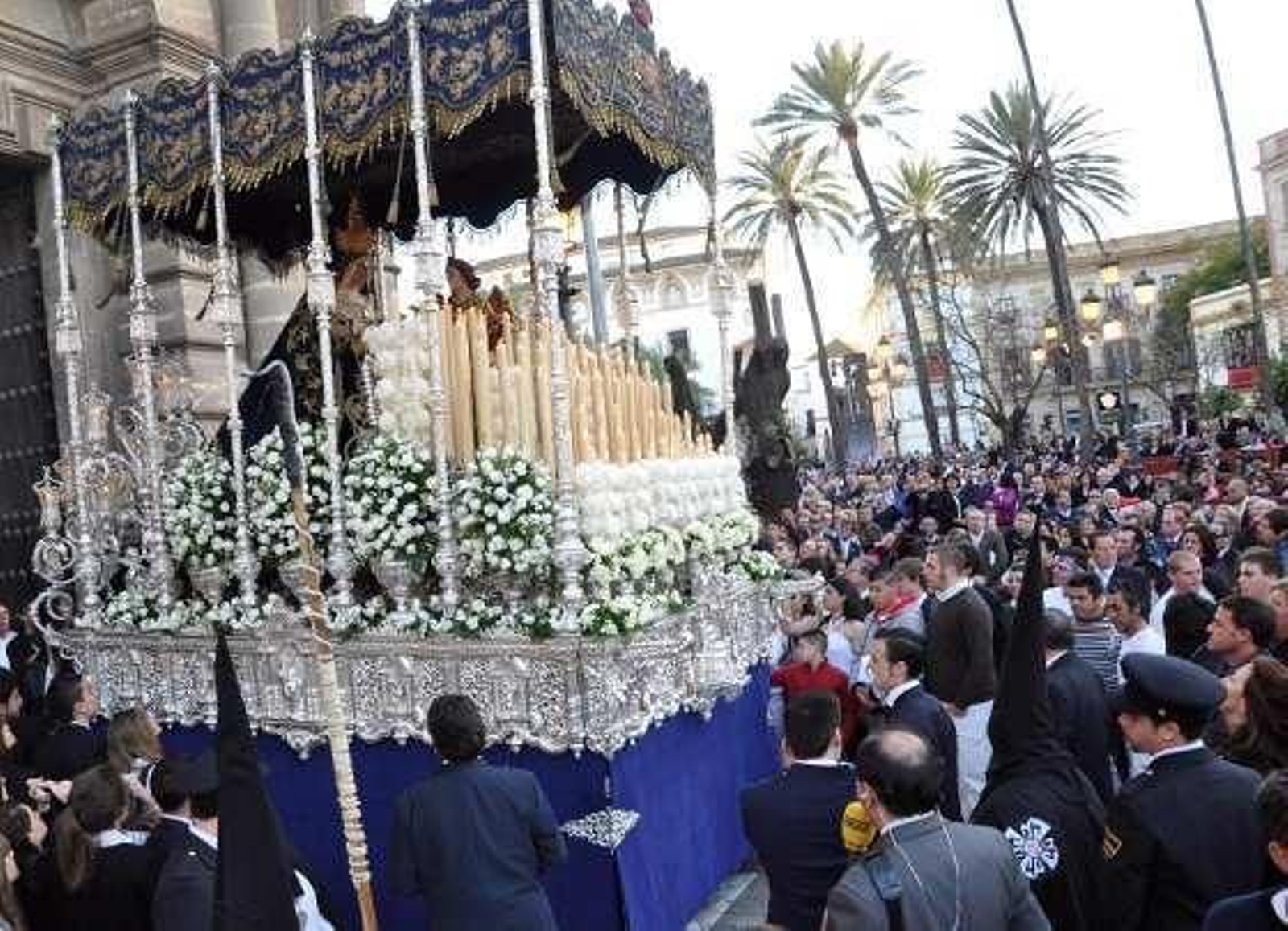 María Santísima de la Confortación sale de Santo Domingo ante una abarrotada Alameda Cristina.  Foto: Manu Garcia
