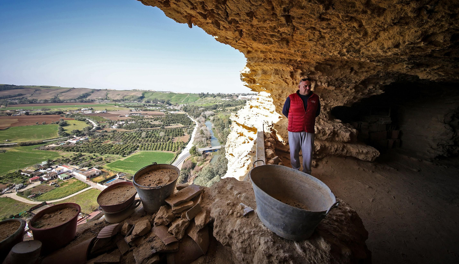 Así es la cueva de Encarna en la peña de Arcos