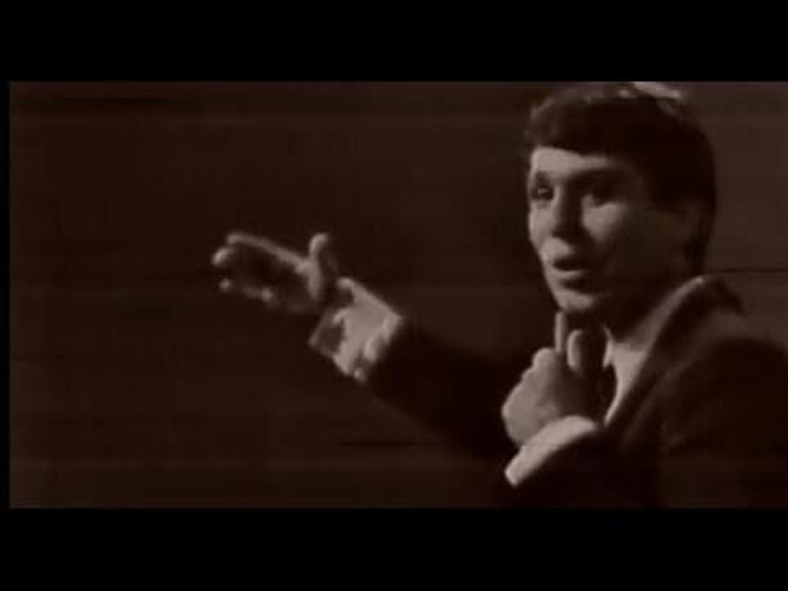 Raphael interpreta 'El Tamborilero' por primera vez en un programa de la televisión peruana, en 1967.