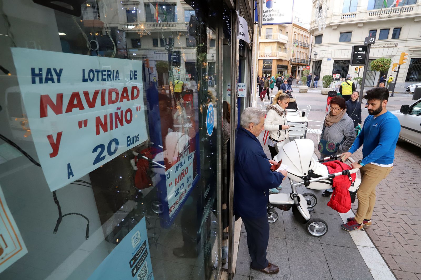 Colas en la administración del Gato Negro de la capital onubense para adquirir décimos de Navidad.