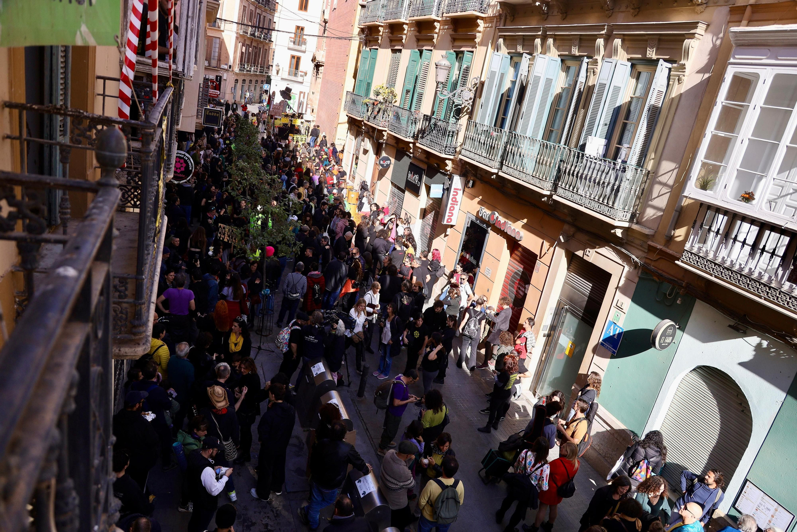 Cientos de personas salen a las calles de Málaga en apoyo a La Invisible, en fotos