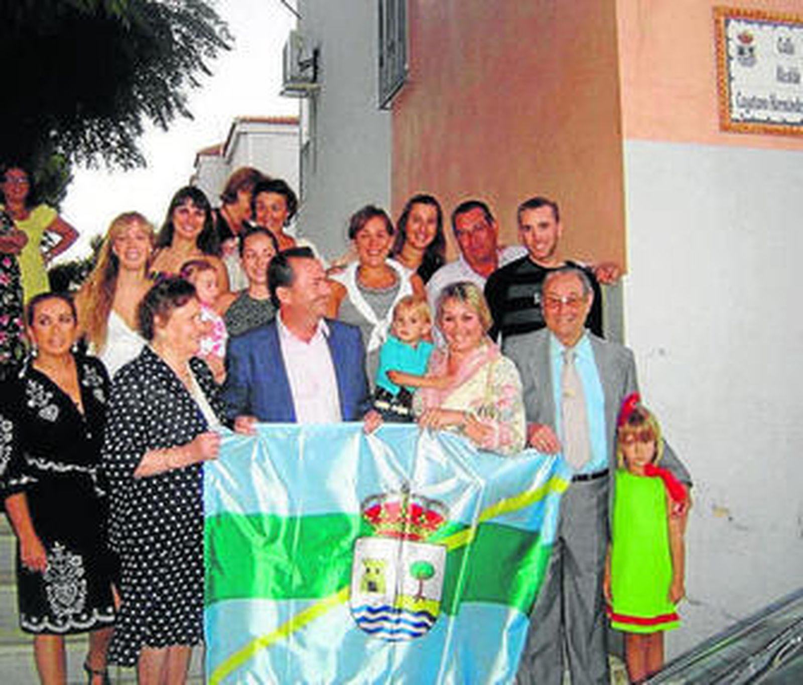 Cayetano junto a su familia, el día que rotularon una calle con su nombre.