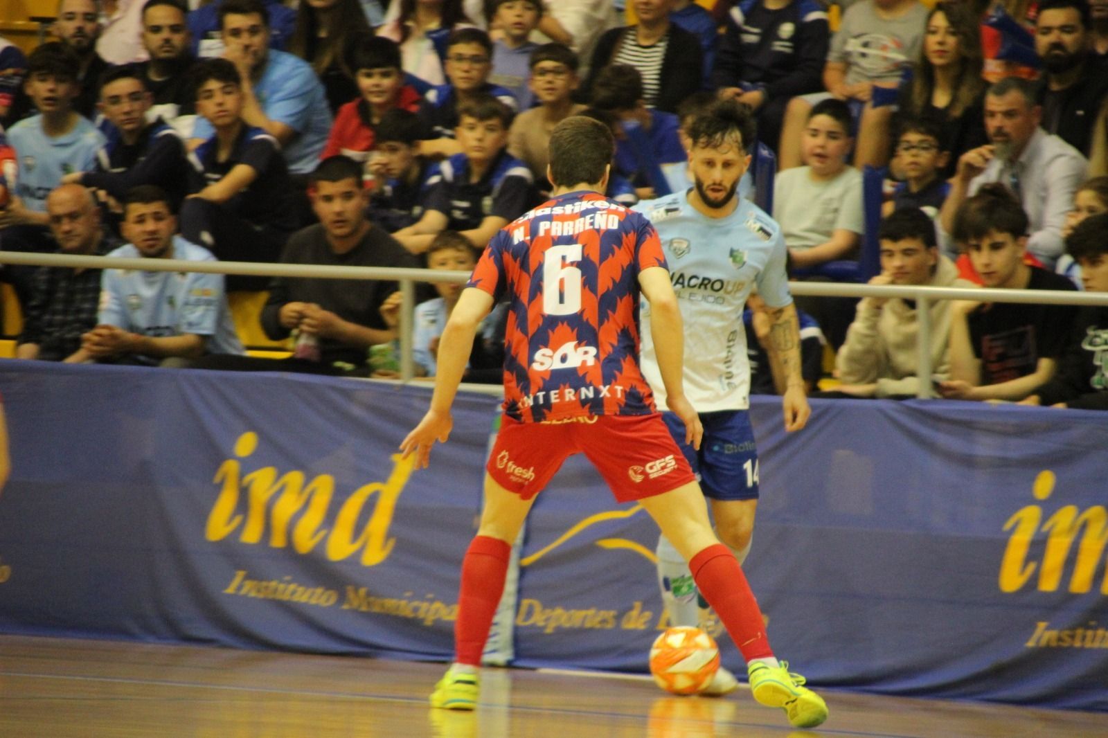 Pipi encara a Nacho Parreño en un momento del duelo contra el Alzira.
