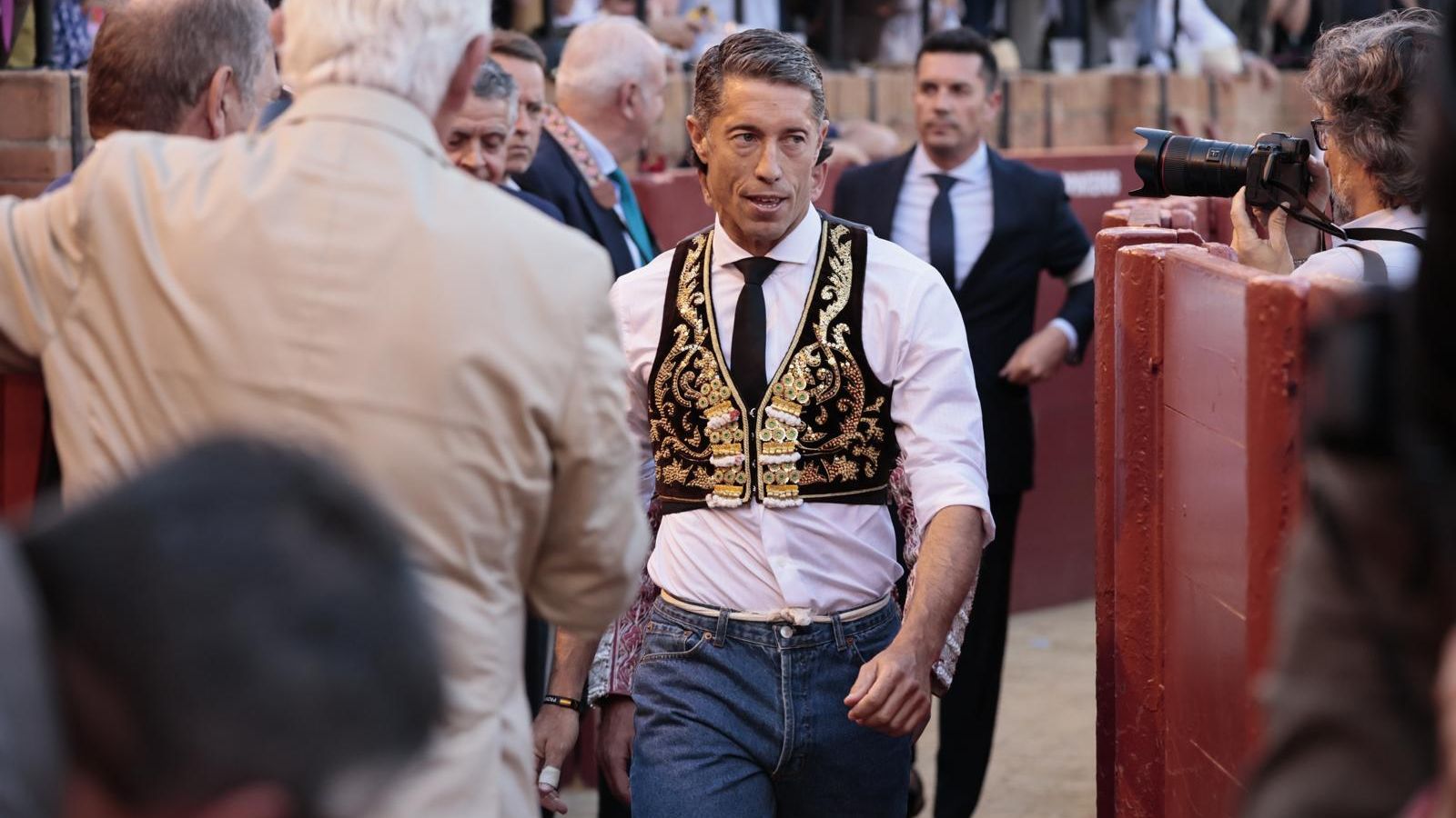 Escribano salió de la enfermería para torear al sexto después de ser intervenido.