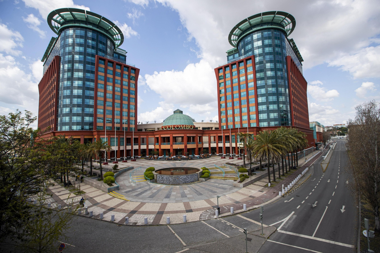 Portugal: el centro comercial Colombo siempre suele estar lleno. Ahora, completamente vacío.