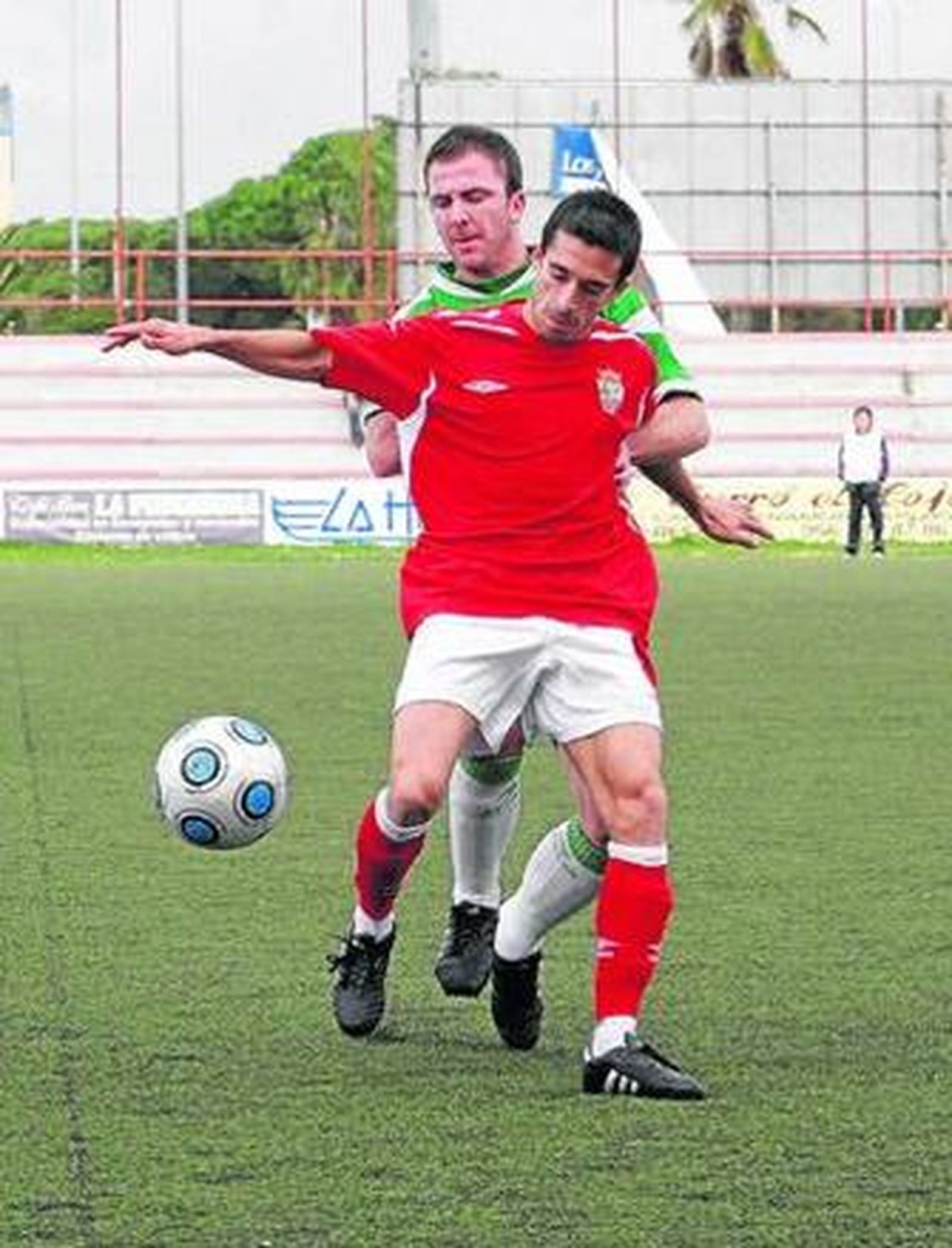 José Antonio pelea por la posesión del cuero con un defensor verdirrojo.