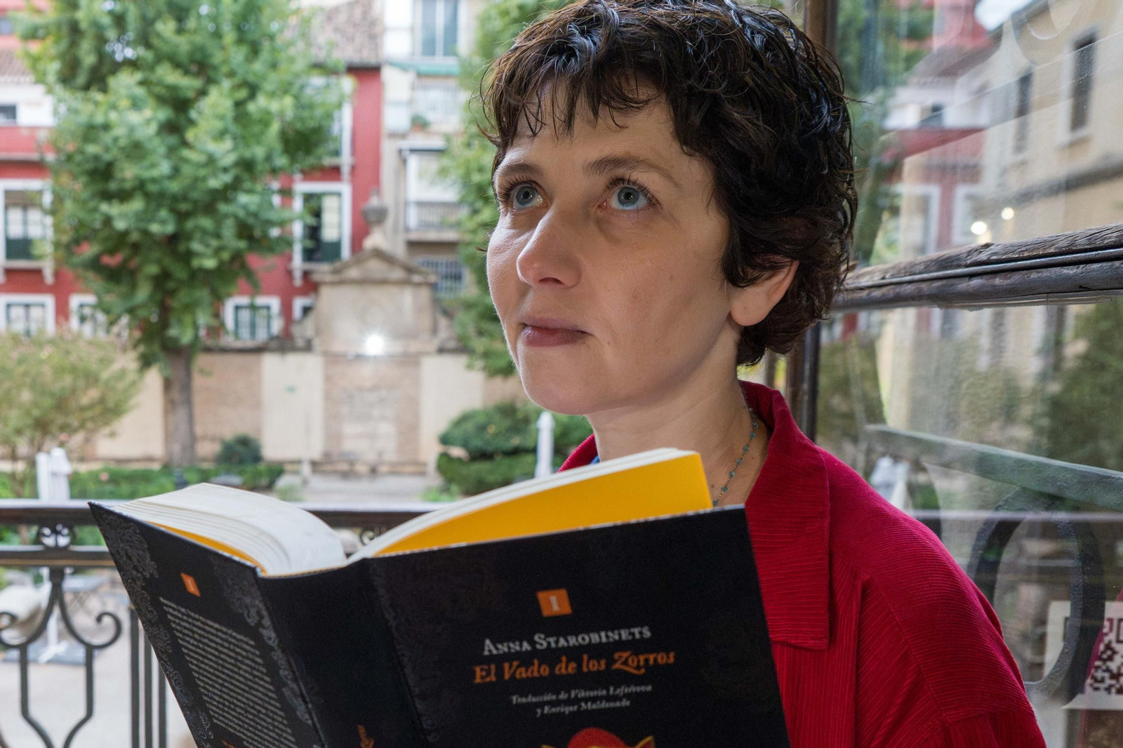 Starobinets posa con 'El vado de los zorros' en su visita a Granada