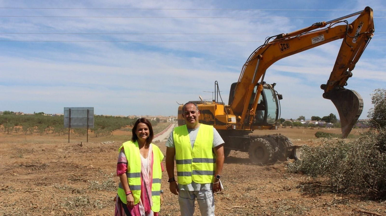 La alcaldesa de Espartinas, Cristina Los Arcos, junto a la excavadora en el inicio de las obras de conexión de la A-49 con la SE-40