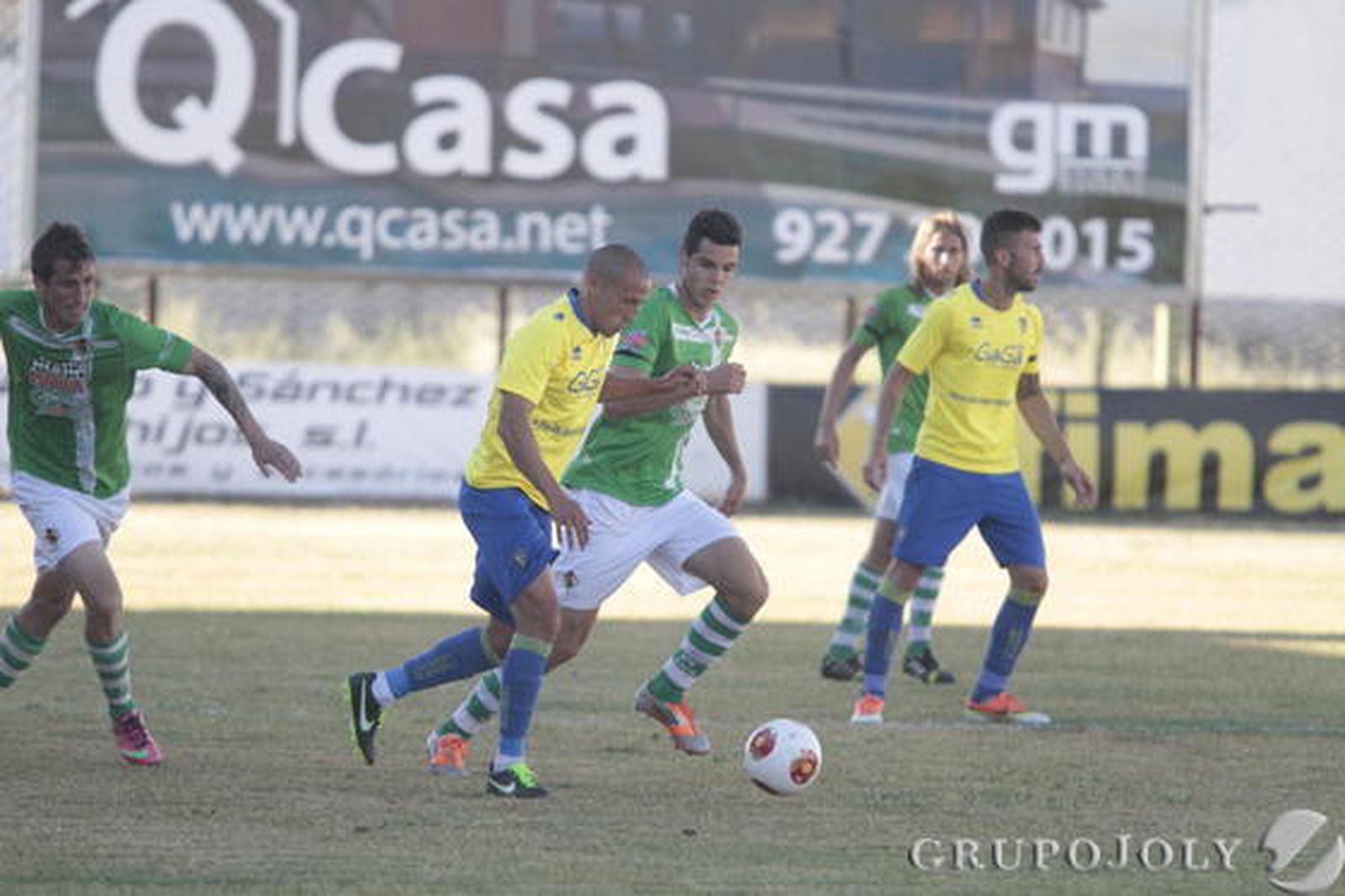 Jorge Luque conduce el balón. 

Foto: LOF