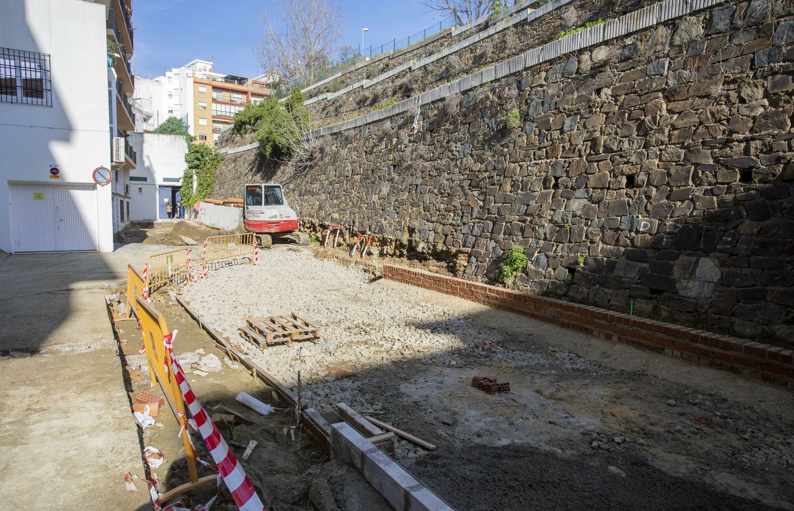 Obras en la nueva plazoleta completa la peatonalización de Cardenal Cisneros.