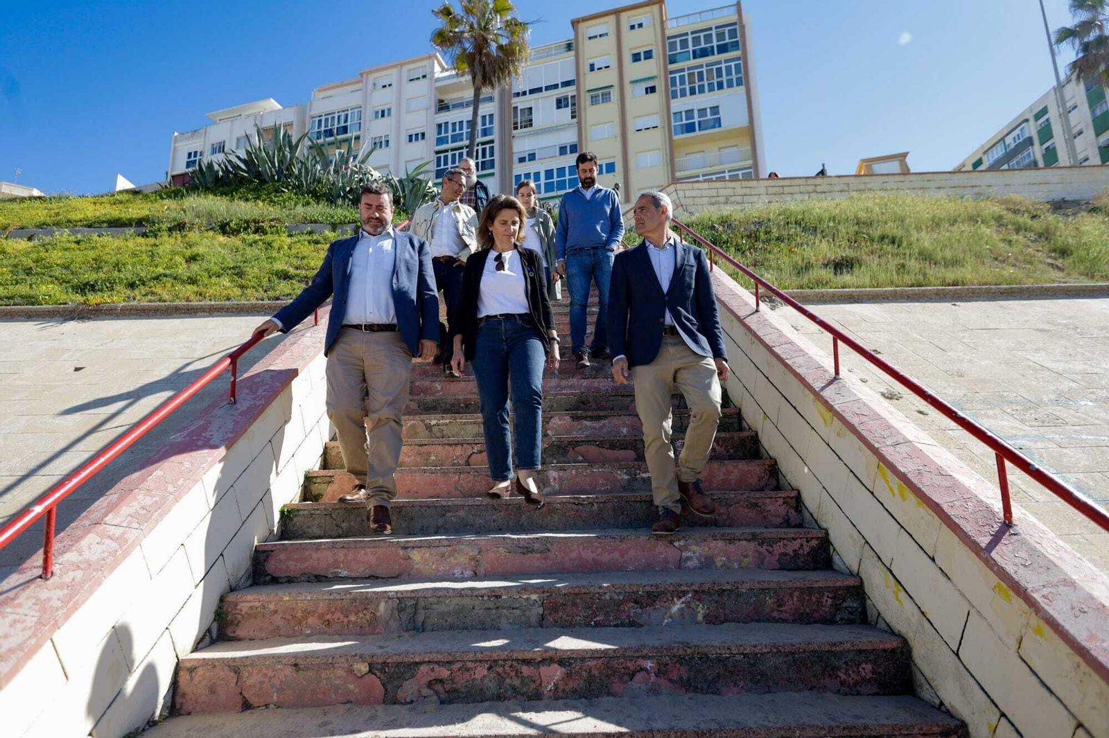 Teresa Ribera, esta mañana, bajando a la playa de Santa María del Mar, en Cádiz.