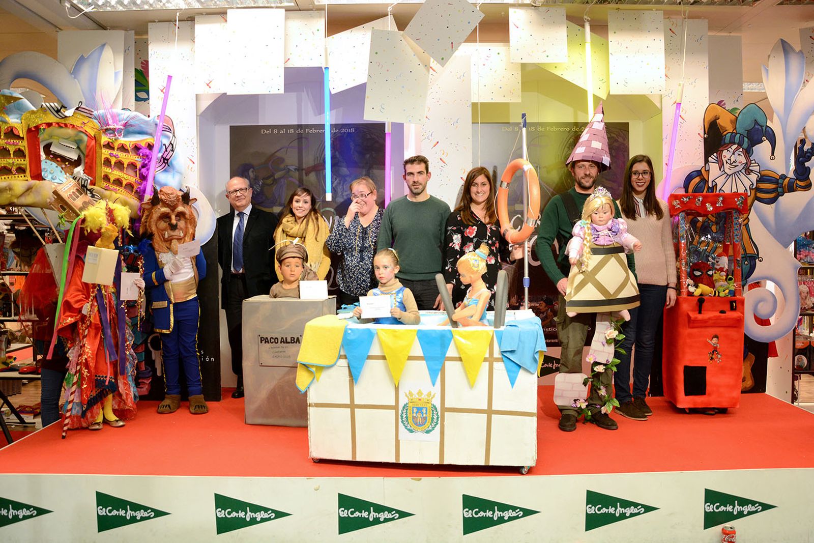 Los premiados y el jurado calificador del concurso de disfraces.