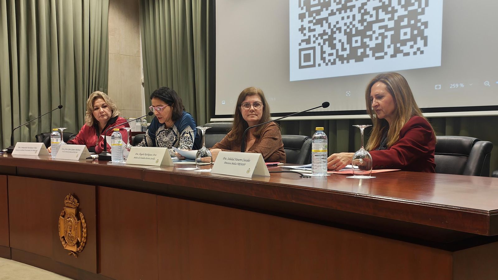Ponentes en una de las mesas desarrolladas durante la jornada en el Colegio de Médicos de Sevilla.