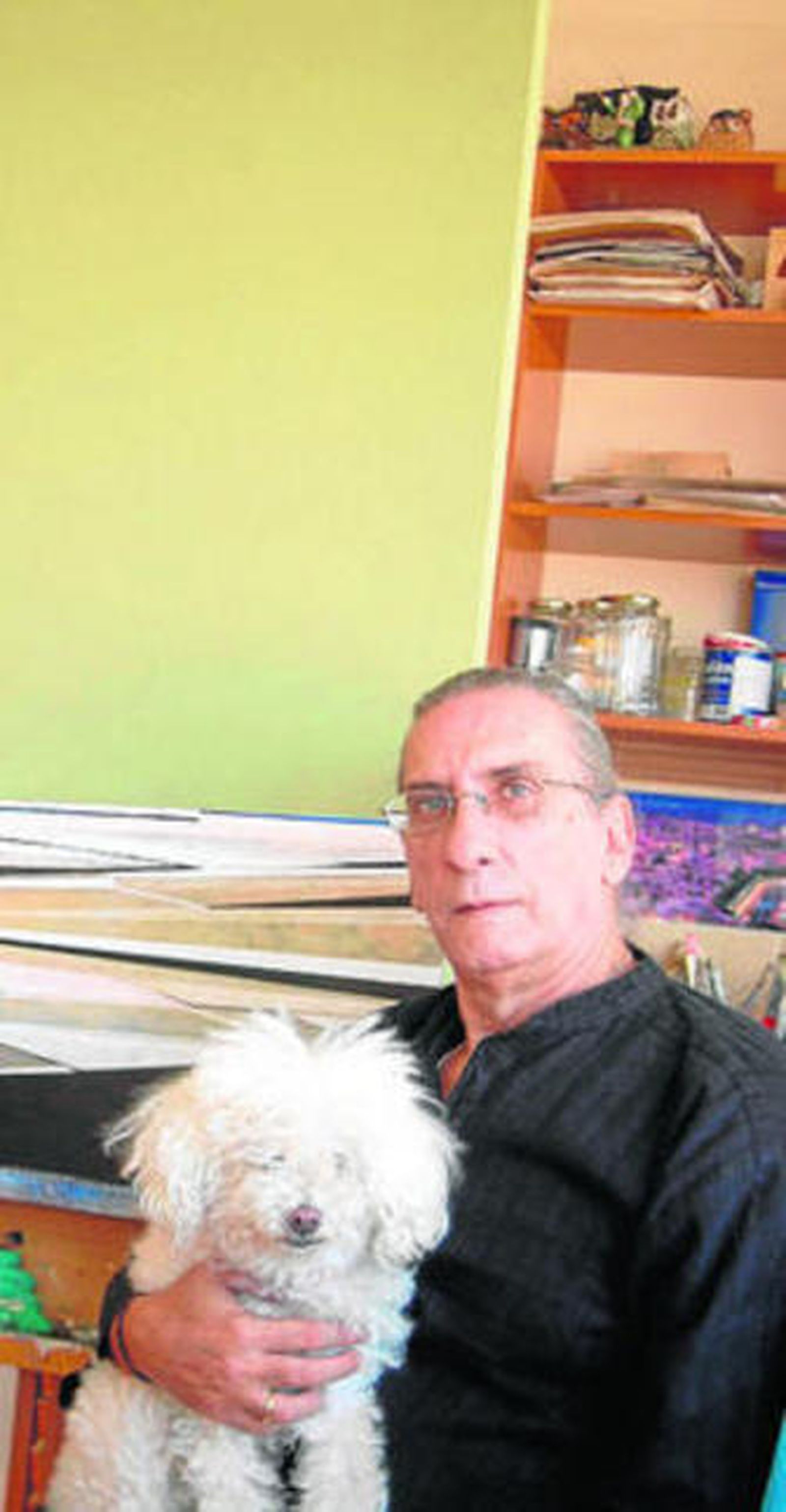 Juan Casado en una foto en su casa con su perra.