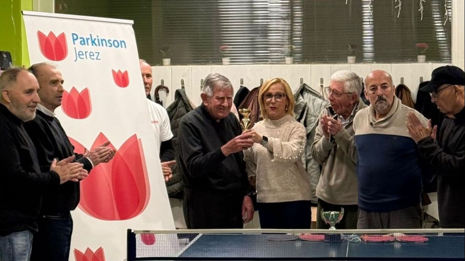 La presidenta de la Asociación Párkinson Jerez hace entrega del trofeo al campeón Manuel Moreno.
