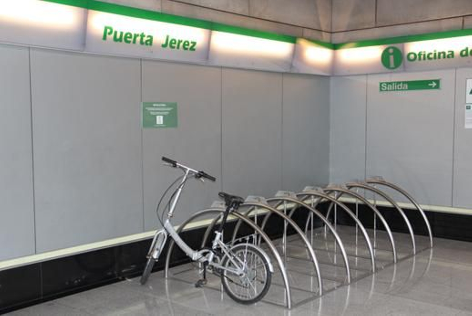 Bicicletero en la estación sevillana de Puerta de Jerez. Bicicletero en la estación sevillana de Puerta de Jerez.