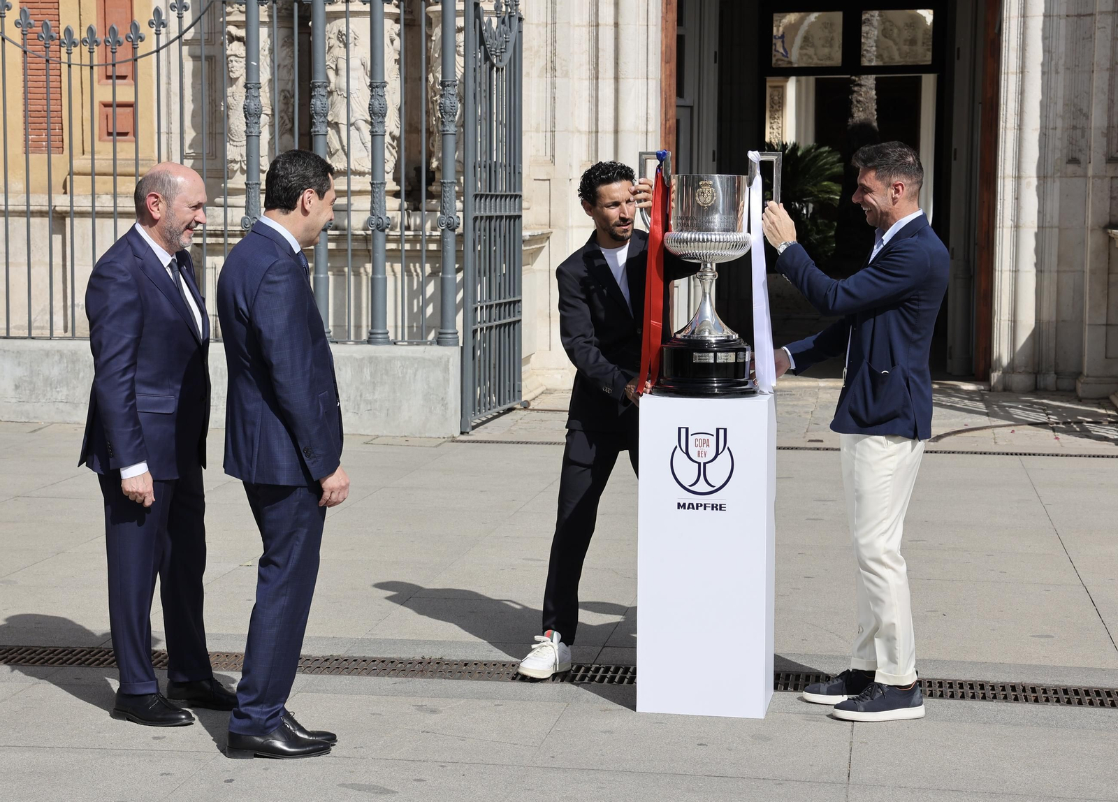 El presidente de la Junta de Andalucía recibe la Copa del Rey e inaugura la exposición "Los reyes de la Copa"
