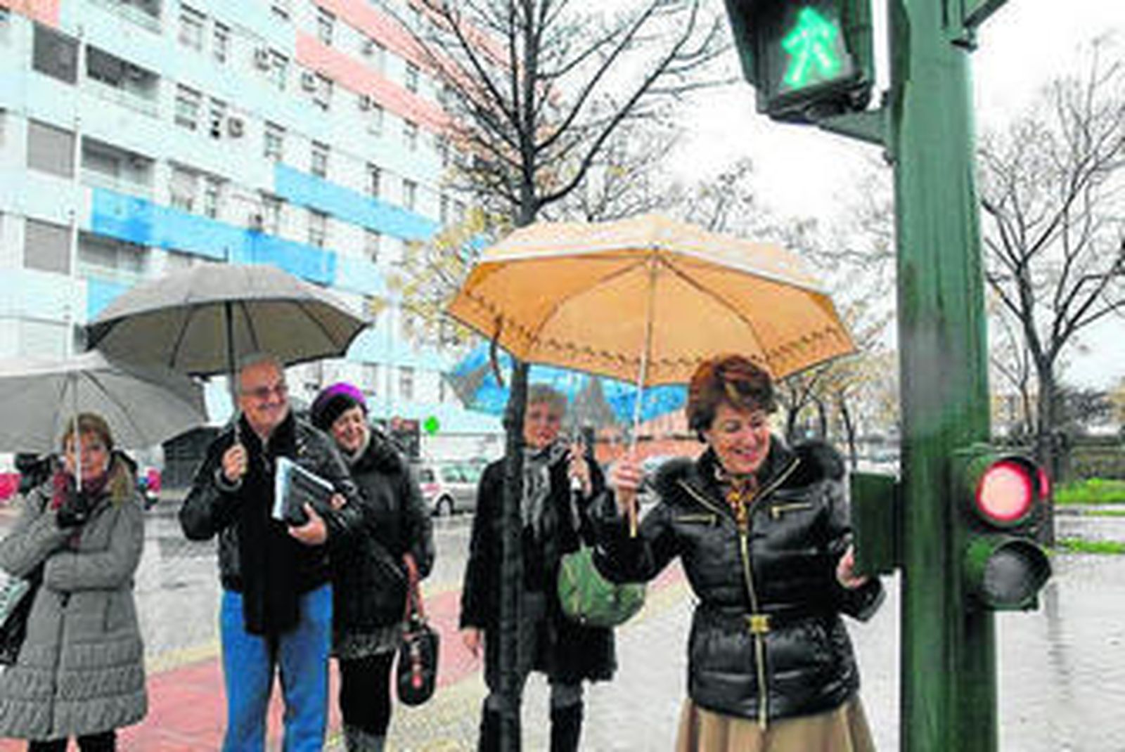 Telesfora Ruiz con uno de los nuevos semáforos.