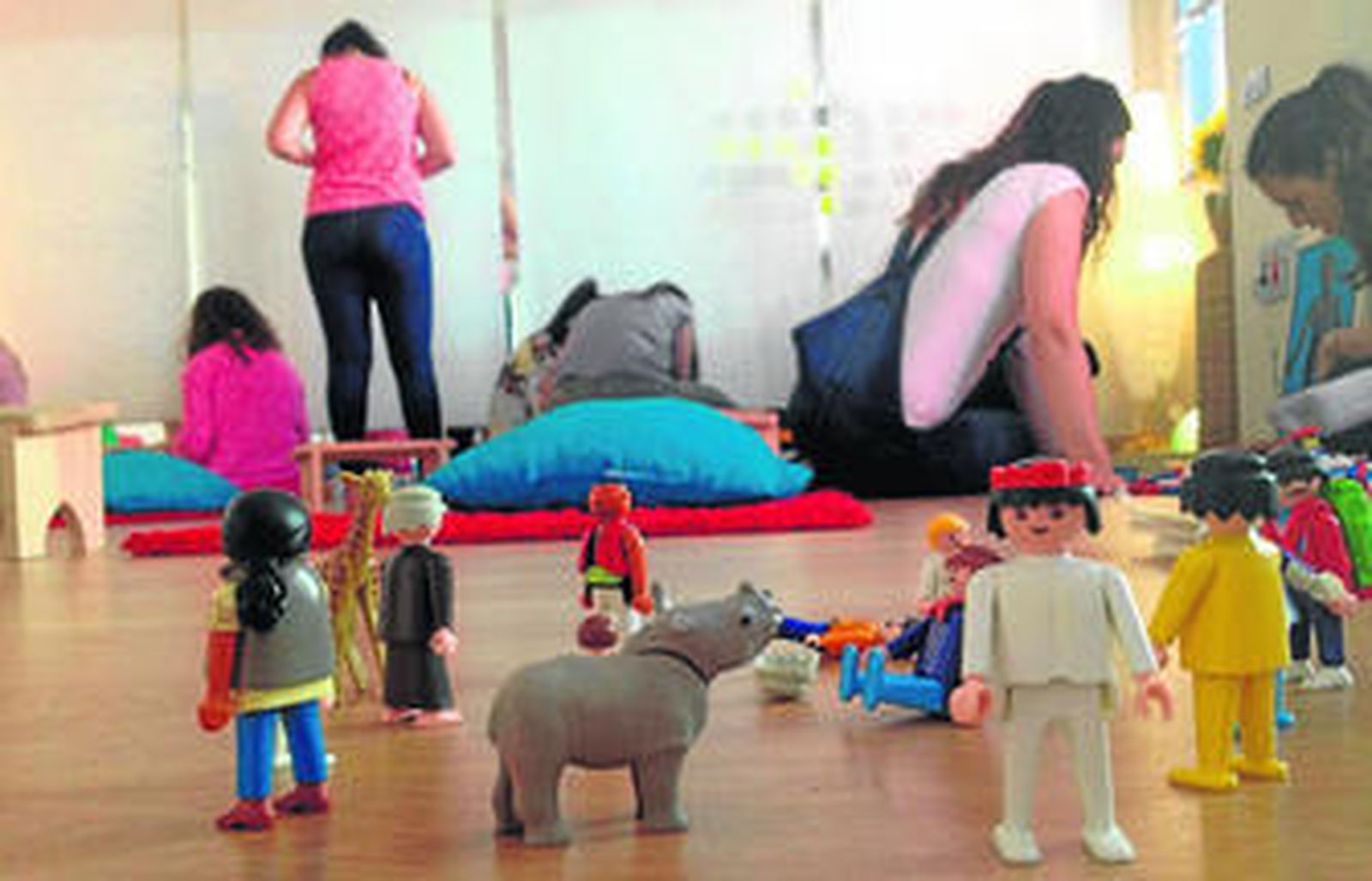 Trabajadoras de una escuela infantil preparan las dependencias del centro.