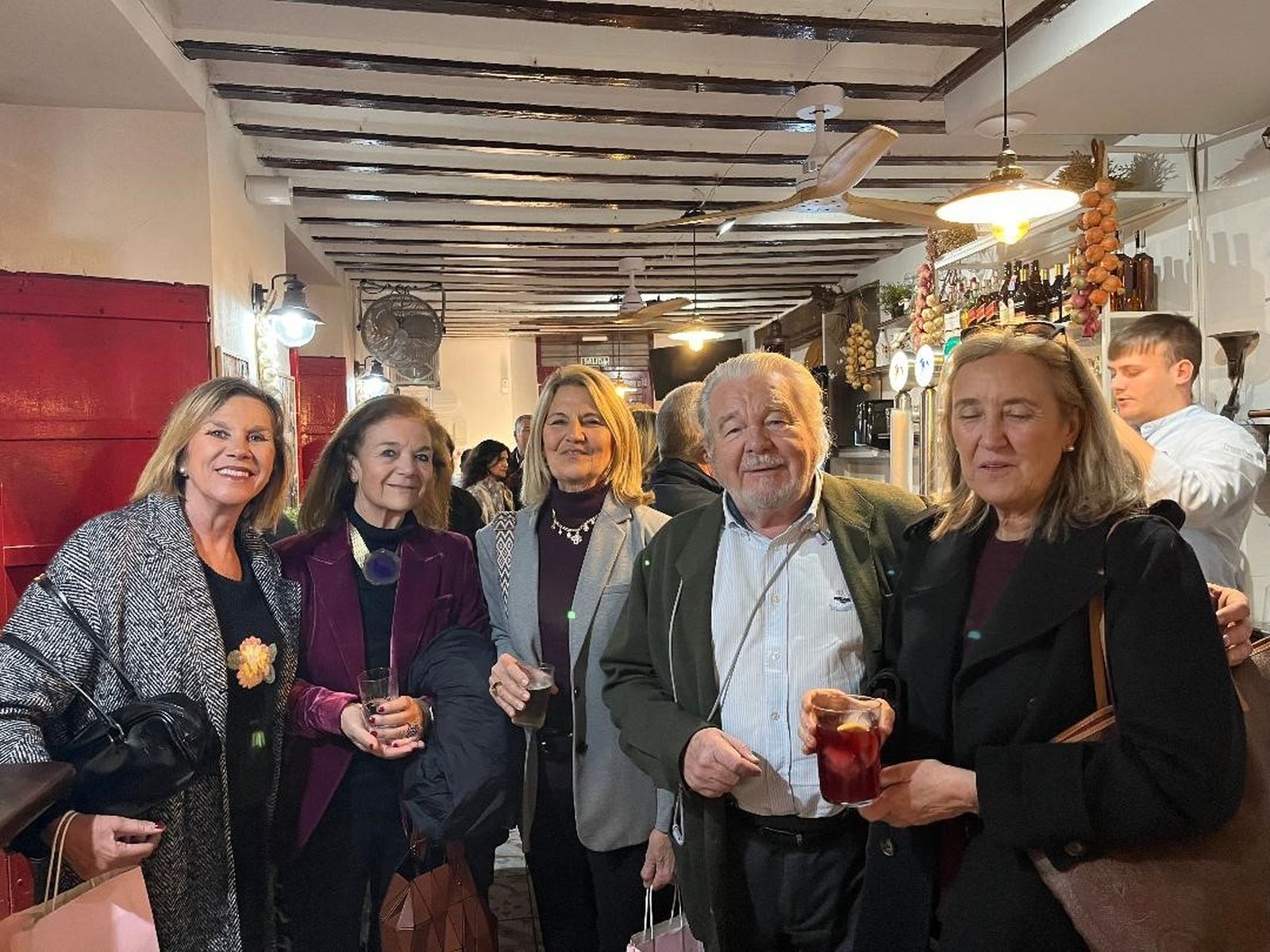 La escritora Mila Fernández de la Puente, Muqui Oliden, Amparo Bernal, duque de Ahumada y  Rocío Sicre.