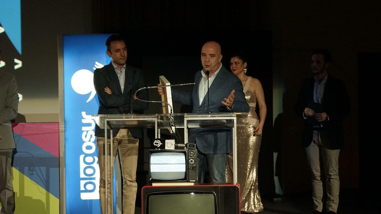 Fran López de Paz recibe uno de los premios.