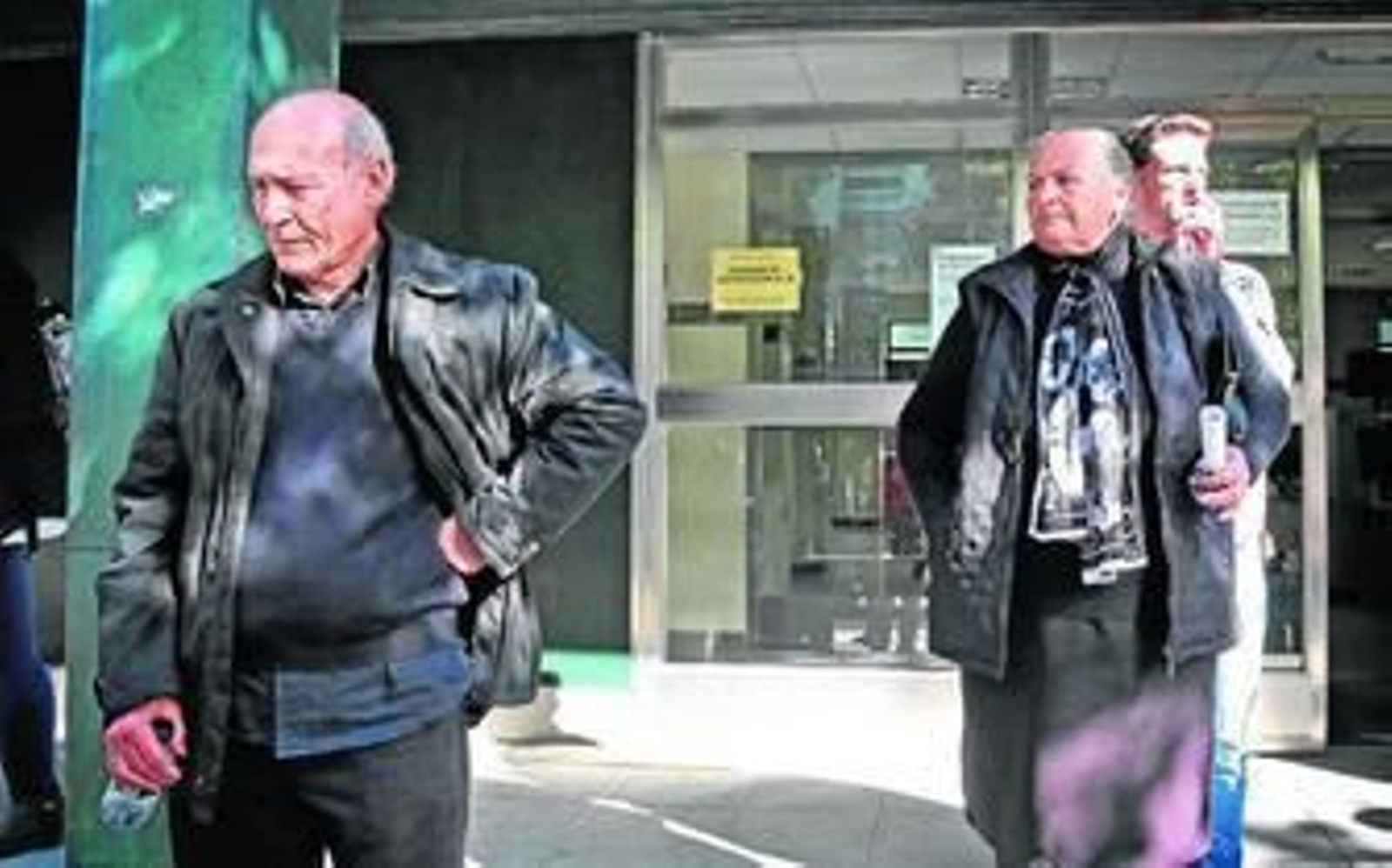 Francisco Holgado y Antonia Castro salen ayer de los juzgados de la avenida Tomás García Figueras.