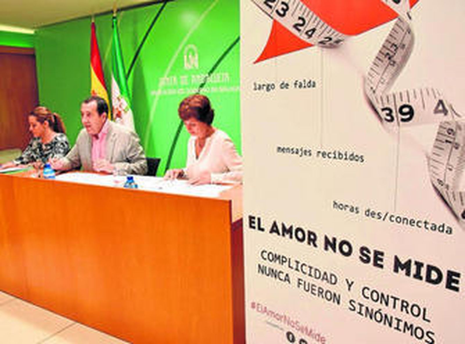 Presentación de la campaña 'El amor no se mide' ayer en la Delegación Provincial de la Junta.