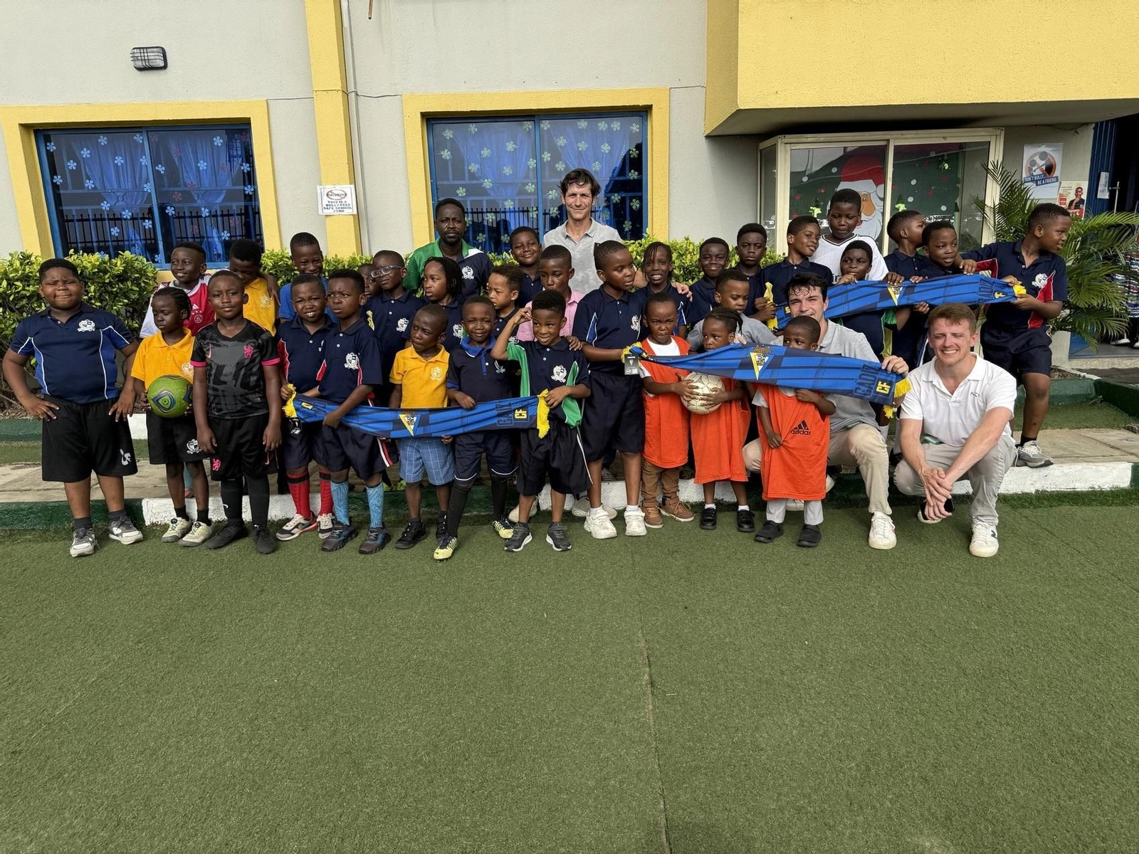 Foto de grupo de la delegación cadista con los jóvenes de la escuela que visitaron en el país africano.
