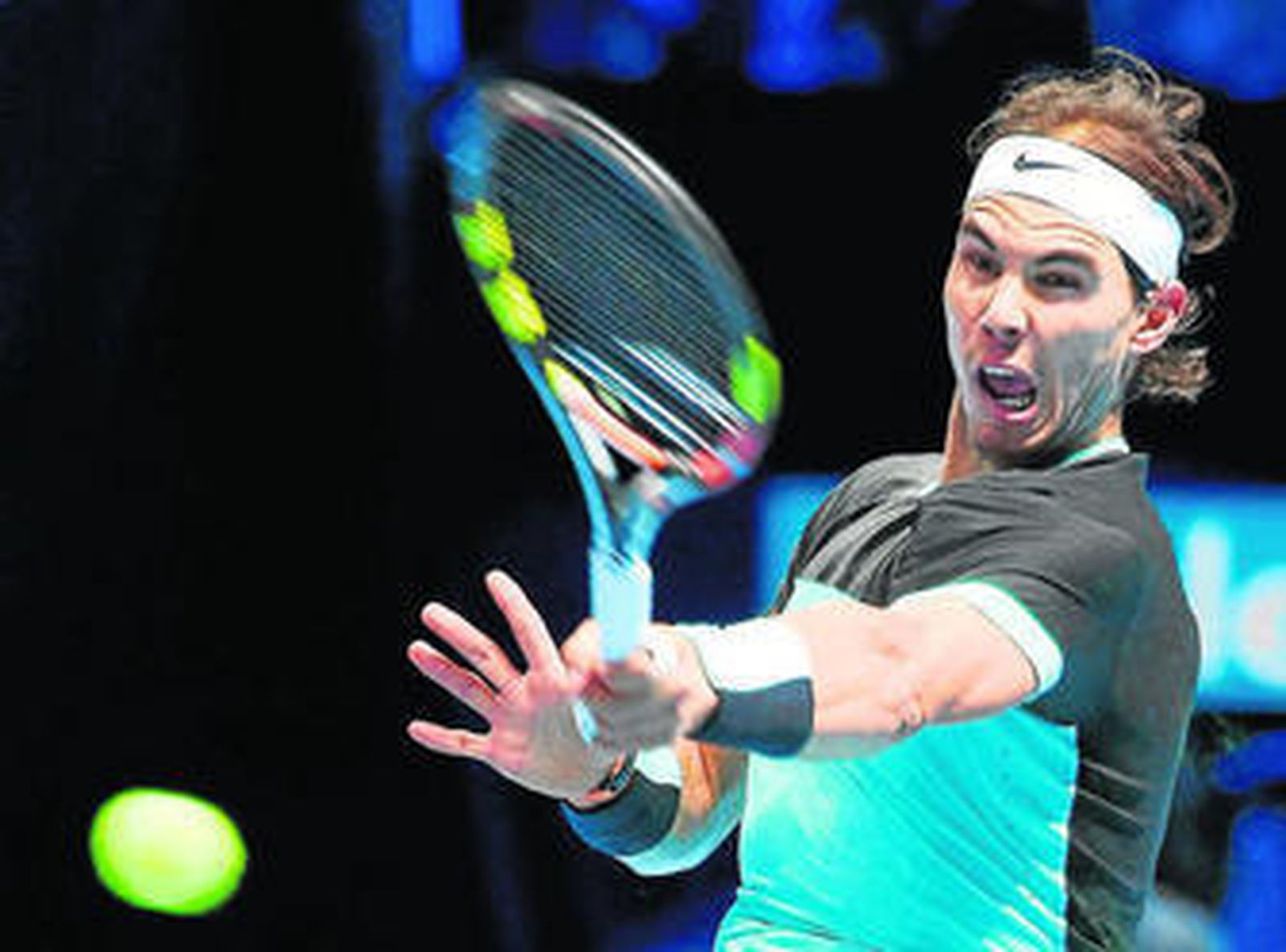 Nadal golpea con fuerza la bola en su encuentro ante Wawrinka.