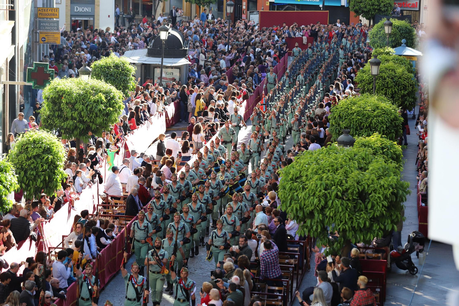 Ambiente  para recibir a la Legión en las calles de Huelva