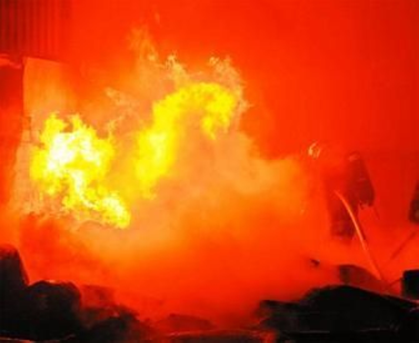 Los bomberos intentaban anoche apagar las llamas.