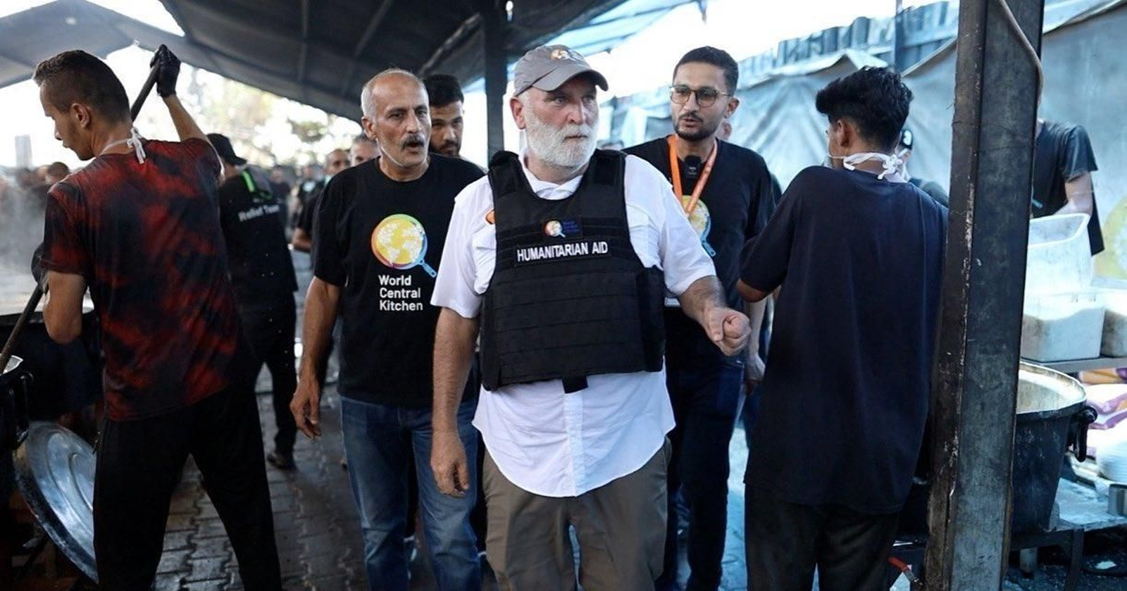 El chef José Andrés acompañado de trabajadores de su ONG World Central Kitchen, entre Israel y Gaza.