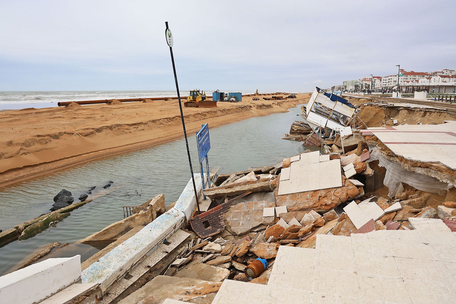 Las fotografías del aporte de arena para regenerar la playa de Matalascañas
