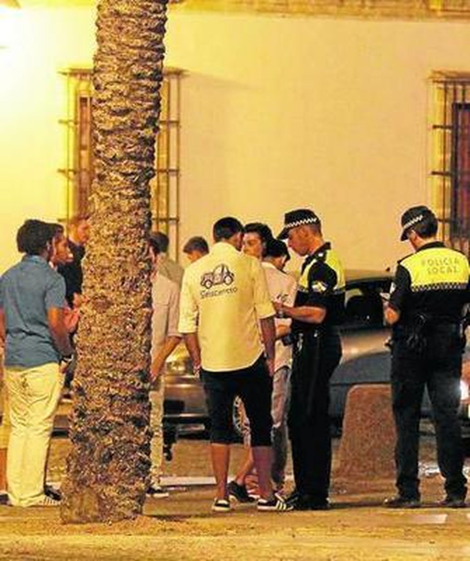 Agentes de la Policía Local toman los datos de jóvenes por hacer botellón.