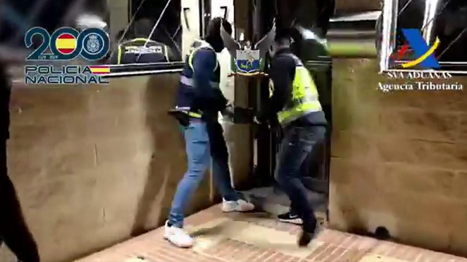 Operación de Aduanas y la Policía Nacional contra el tráfico de cocaína. Operación de Aduanas y la Policía Nacional contra el tráfico de cocaína.