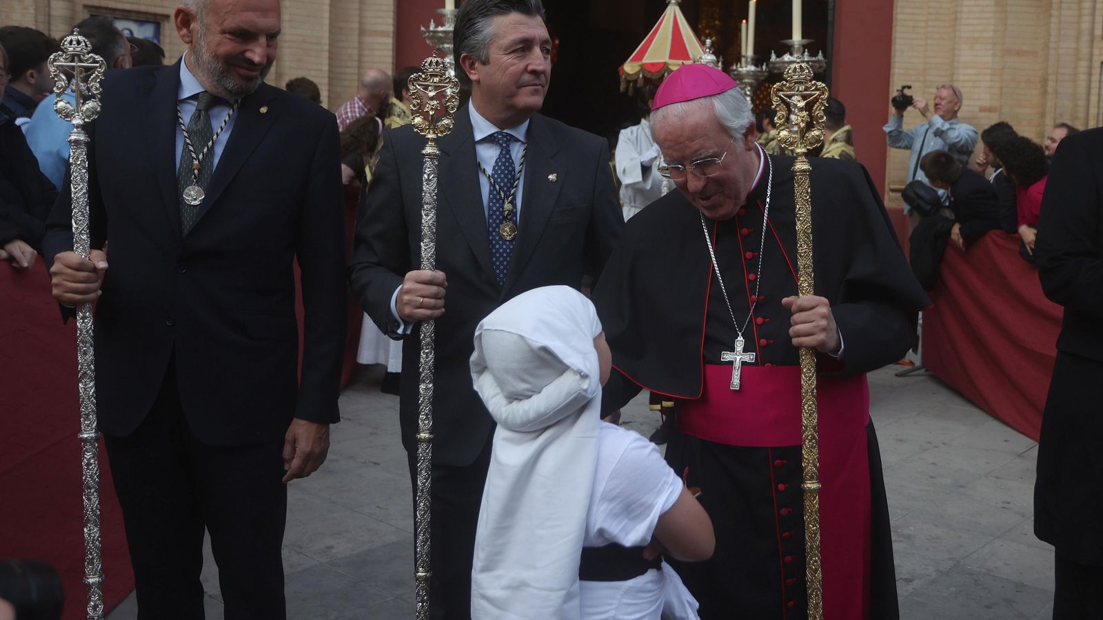 El arzobispo, monseñor José Ángel Saiz, conversa con un niño vestido de costalero.