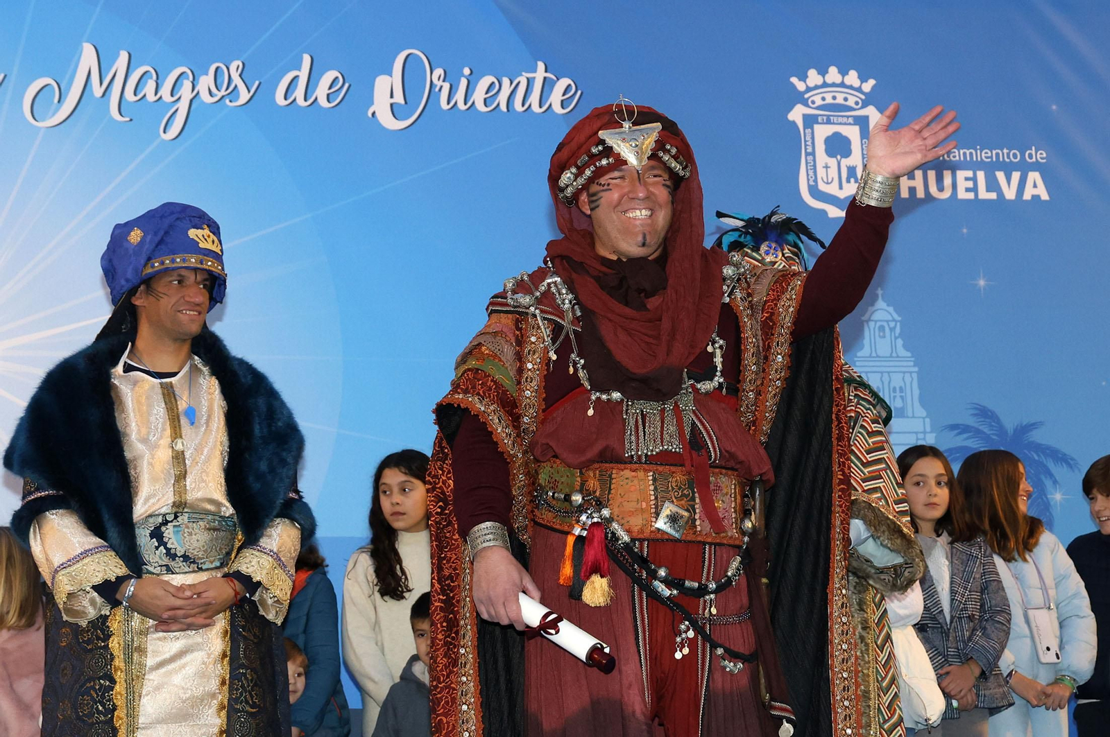 Imágenes del Heraldo Real anunciando la llegada de los Reyes Magos a Huelva