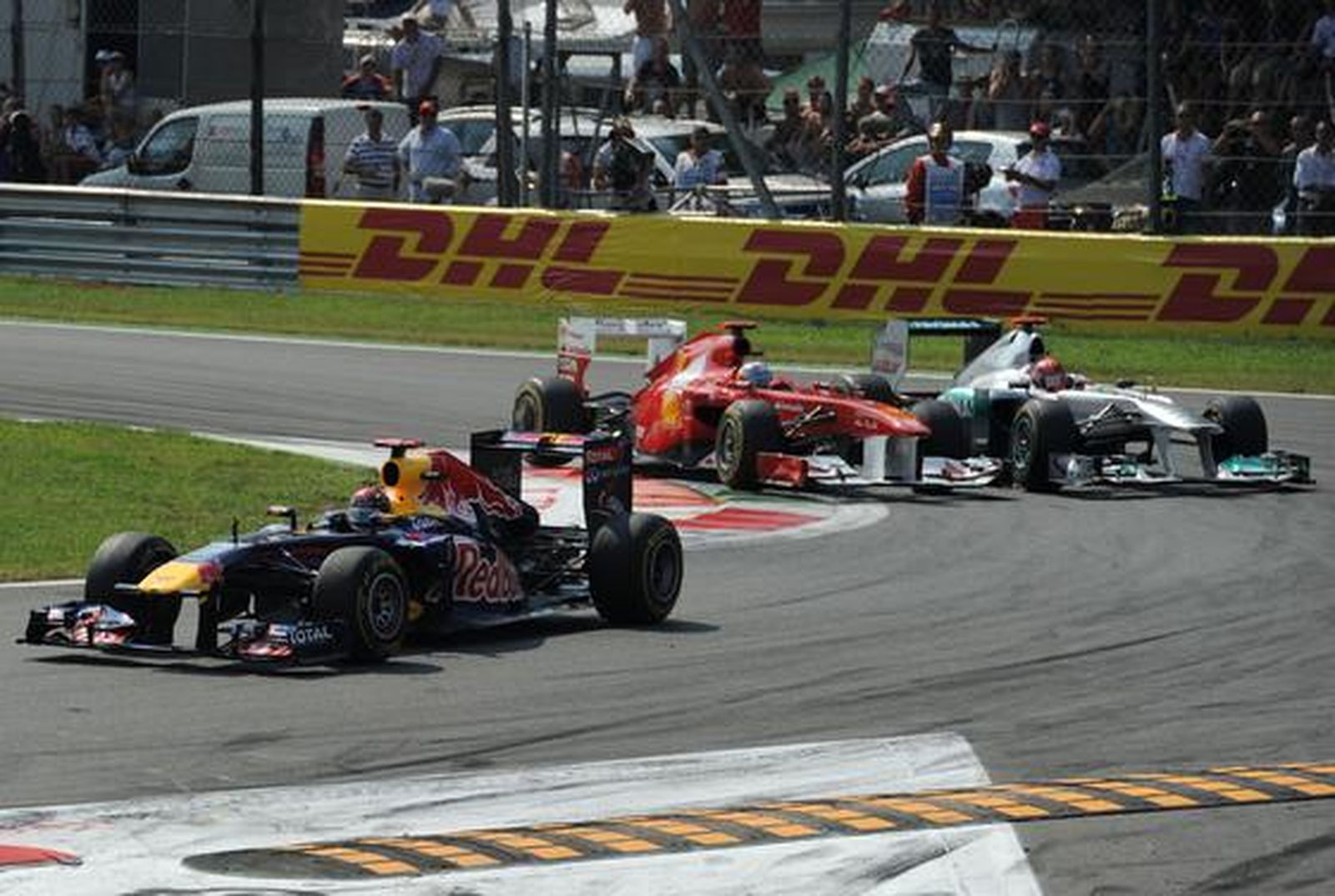 Vettel también gana en Monza y Alonso acaba tercero tras llegar a liderar la carrera. / AFP