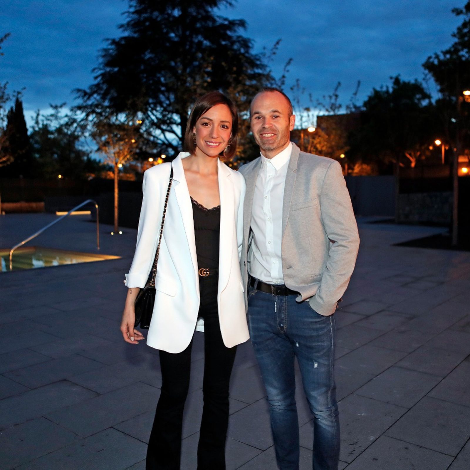 Andrés Iniesta y Anna Ortiz | Llevan juntos desde 2007 y tienen una hija, Valeria. Son una de las parejas más reservadas del mundo del fútbol. Anna se formó como interiorista en Barcelona y trabaja en la reputada firma "Cotton et Bois".