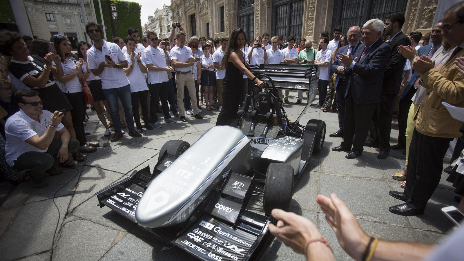 Presentación de los monoplazas en el Ayuntamiento de Sevilla