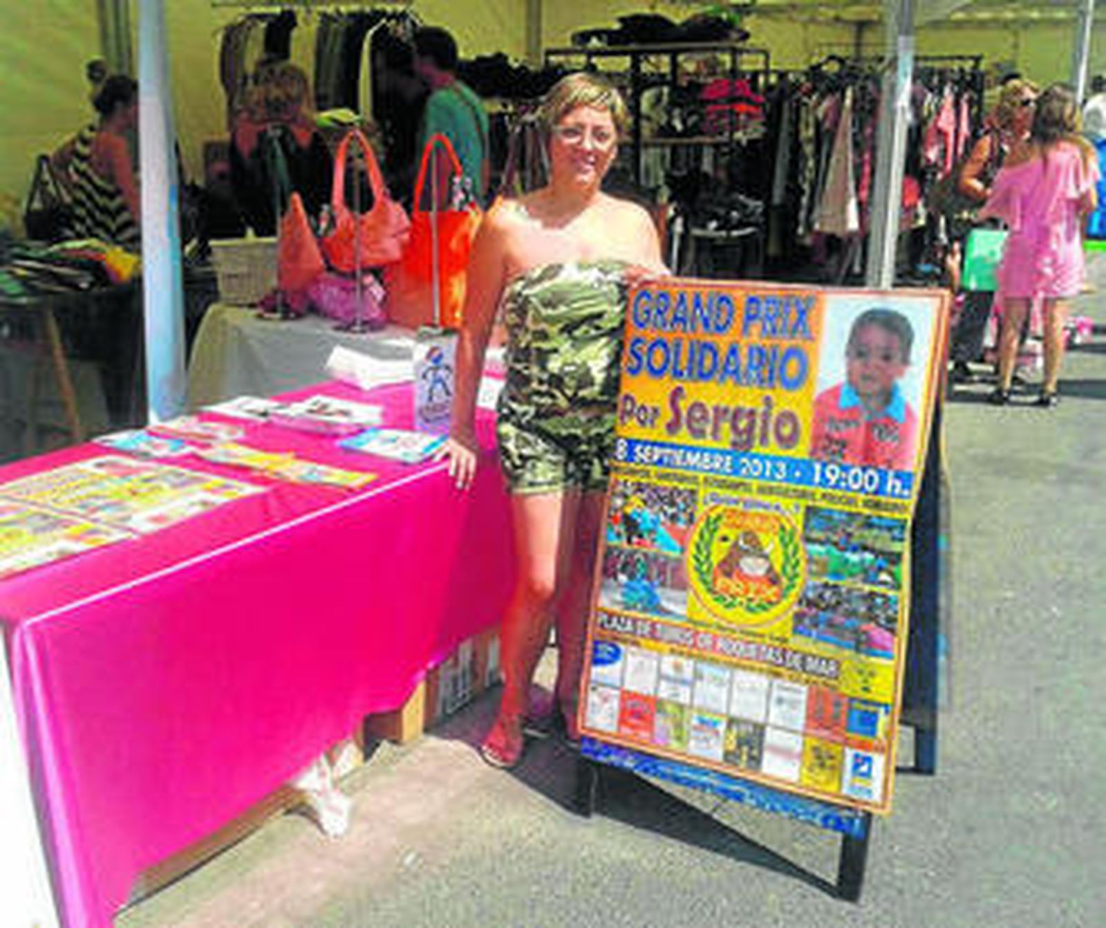 Verónica, madre de Sergio, vende las papeletas e informa sobre la actividad.