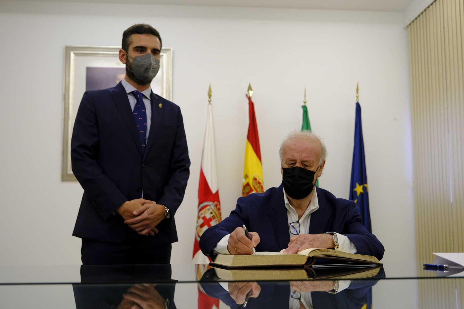 Vicente del Bosque firma en el Libro de Honor.