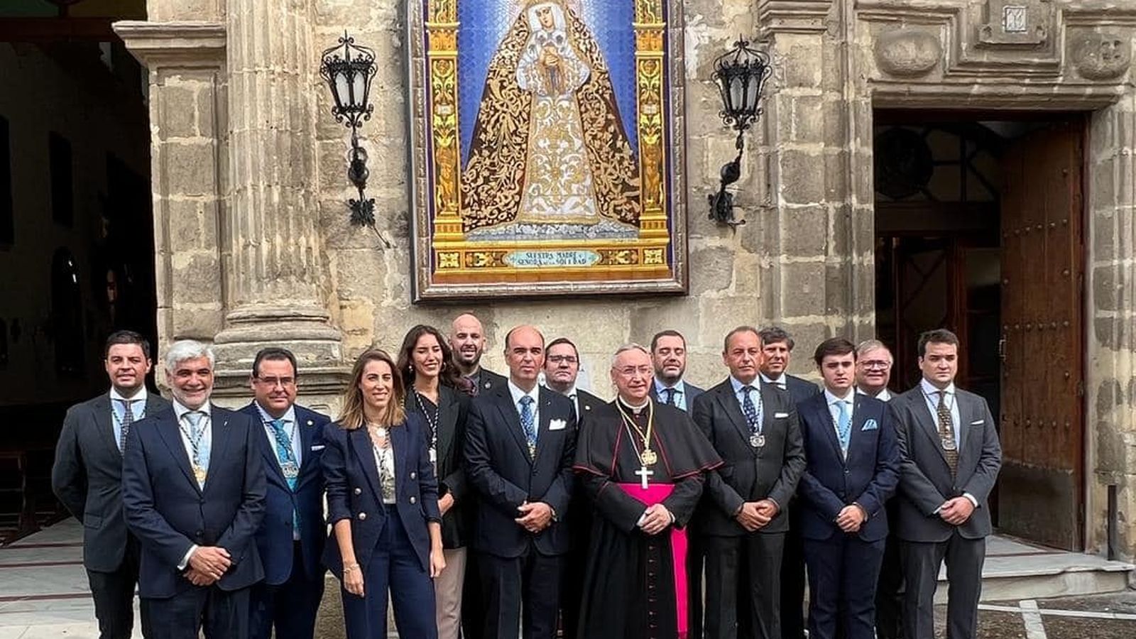 Foto de familia tras la bendición del nuevo azulejo dedicado a la Virgen de la Soledad.